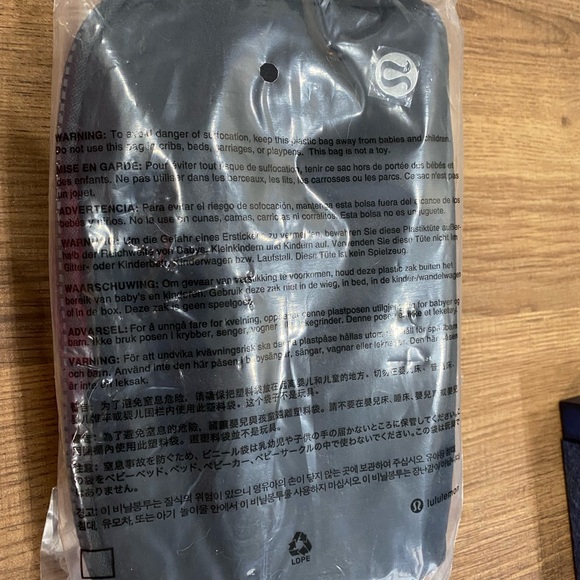 Everywhere lululemon belt bag 1L. NWT black. - Picture 7 of 8